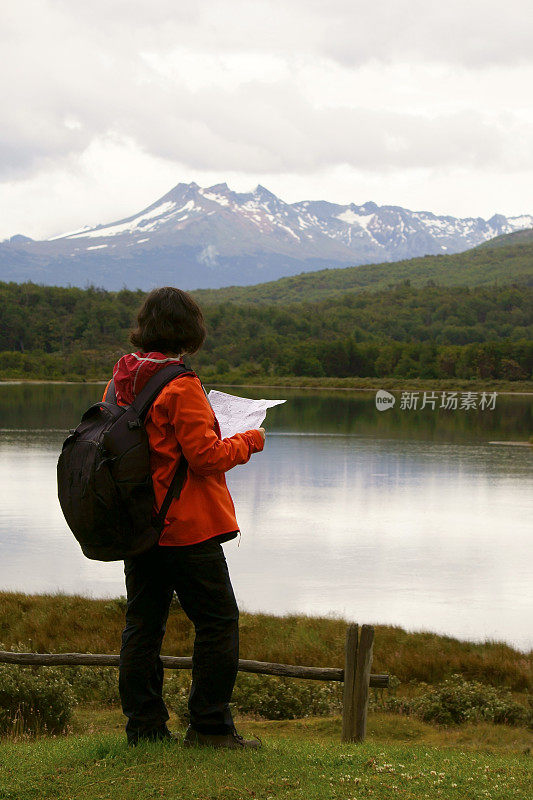 阿根廷El Chalten - Patagonia白雪皑皑的山脉和河流景观